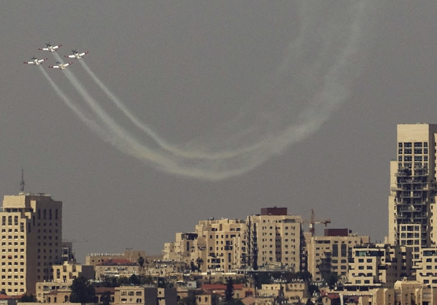 AN ISRAEL AIR FORCE aerobatic team flies in formation during an aerial show for Independence Day over Jerusalem on April 19th, 2018. Photo By: REUTERS AN ISRAEL AIR FORCE aerobatic team flies in formation during an aerial show for Independence Day.