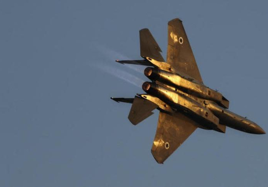 An Israeli air force F15 fighter jet flies during an exhibition as part of a pilot graduation ceremony at the Hatzerim air base, southern Israel June 25, 2009 Photo By: AMIR COHEN/REUTERS An Israeli air force F15 fighter jet.