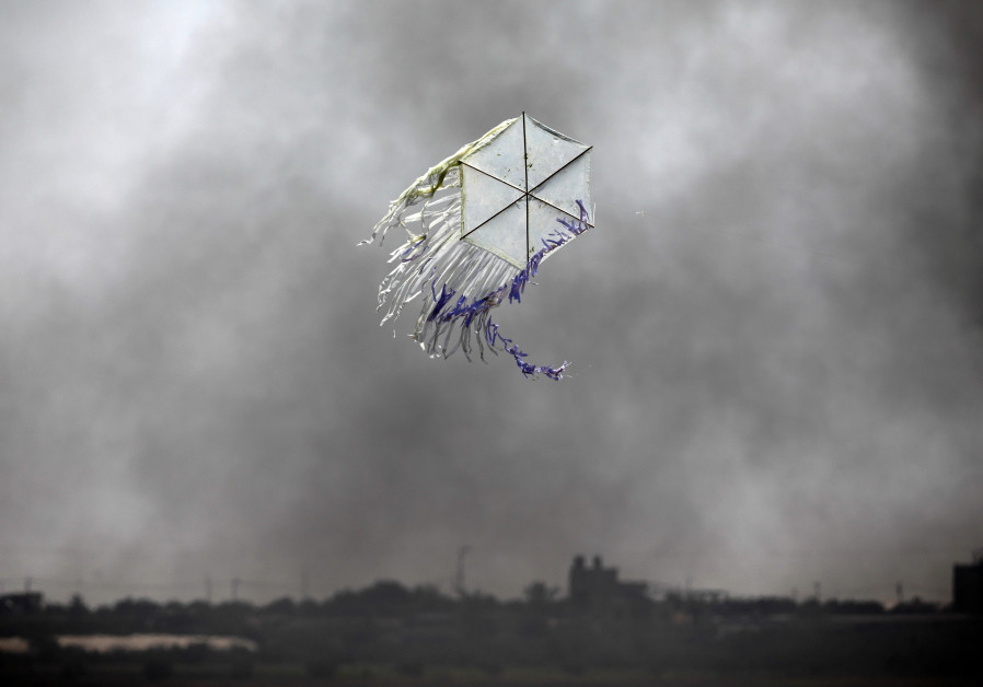 A kite flies over the border in an area where kites and balloons have caused blazes, between Israel and the Gaza strip June 8, 2018. Photo By: AMIR COHEN - REUTERS A kite flies over the border in an area where kites and balloons have caused blazes, between Israel