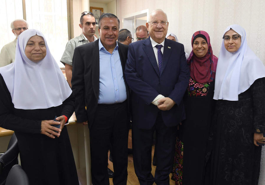 President Reuven Rivlin next to the mayor of Kafr Qasim Adel Badir alongside members of the Kafr Qasim Council of Women Photo By: MARC NEYMAN/GPO Rivlin returns to Kafr Kassem