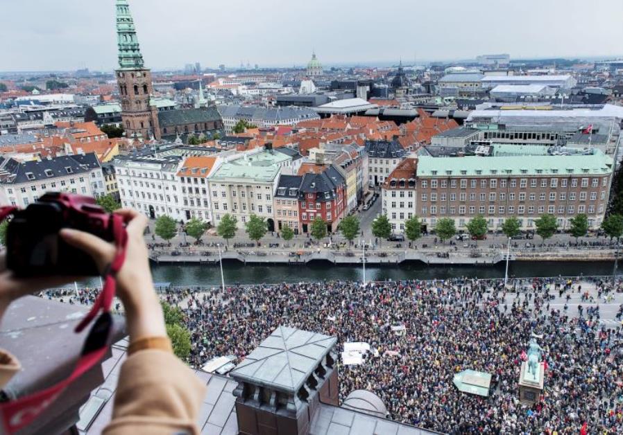 People show their support for refugees and migrants during a rally in Copenhagen September 12, 2015. Photo By: REUTERS Copenhagen, Denmark
