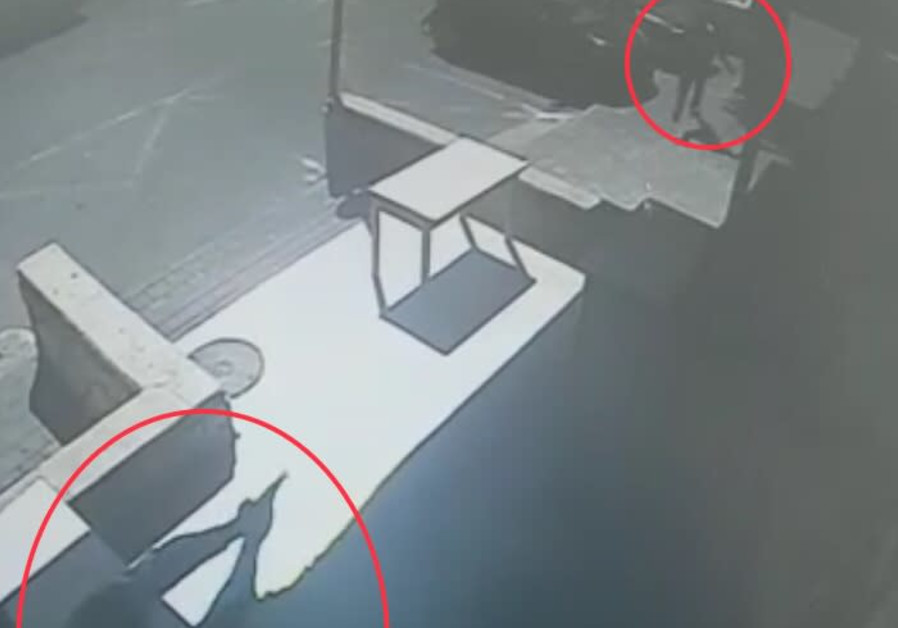 Screenshot from a security camera image of Ari Fuld pursuing his attacker, September 16, 2018 Photo By: PIZZA HASHIKMA Screenshot from a security camera image of Ari Fuld pursuing his attacker, September 16, 2018
