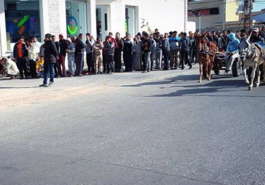 Gazan citizens line up to receive their Qatari grant for humanitarian aid Photo By: Courtesy Qatar Grant