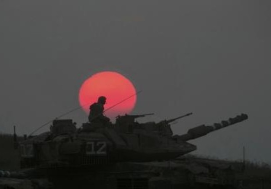 An IDF tank manoeuvres outside the northern Gaza Strip July 21, 2014. Photo By: REUTERS idf tank