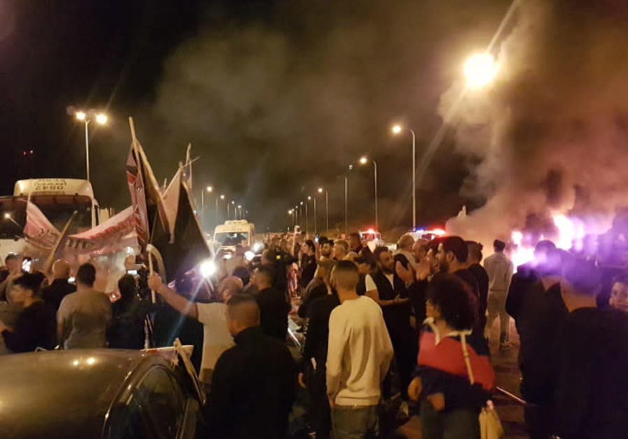 Sderot residents protest against ceasefire. Photo By: KOBI RICHTER/TPS Sderot residents protest against ceasefire.