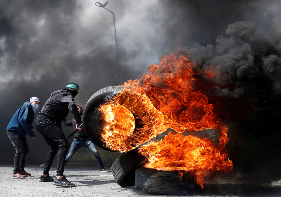 Palestinian rioters in clashes near Ramallah (REUTERS/Mohamad Torokman) Photo By: REUTERS/MOHAMAD TOROKMAN Palestinian rioters in clashes near Ramallah (REUTERS/Mohamad Torokman)