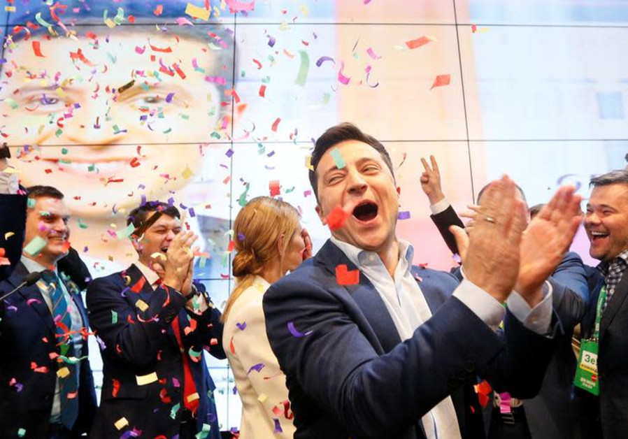 Ukrainian presidential candidate Volodymyr Zelenskiy reacts following the announcement of the first exit poll in a presidential election at his campaign headquarters in Kiev, Ukraine April 21, 2019 Photo By: REUTERS/VALENTYN OGIRENKO Ukrainian presidential candidate Volodymyr Zelenskiy