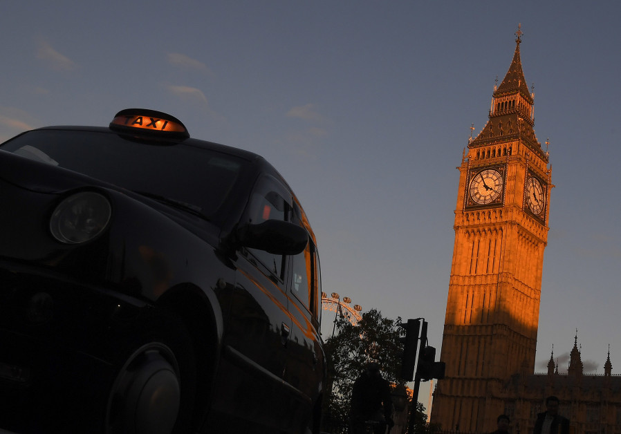 A London black cab taxi drives past Big Ben and the Houses of Parliament in late afternoon sunlight in London, Britain, November 10, 2016. Photo By: REUTERS/TOBY MELVILLE A London black cab taxi drives past Big Ben and the Houses of Parliament in late afternoon sunlight
