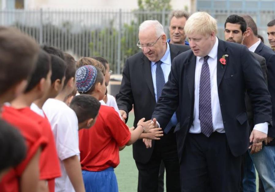 President Reuven Rivlin and London Mayor Boris Johnson with Jewish and Arab children. Photo By: PRESIDENTIAL SPOKESPERSON OFFICE Rivlin