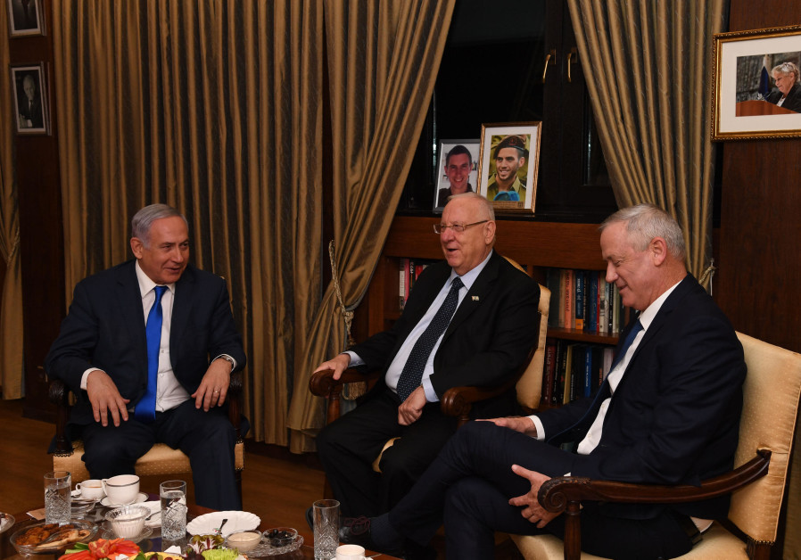 Prime Minister Benjamin Netanyahu, President Reuven Rivlin and Blue and White leader Benny Gantz meet after to discuss the formation of the new government, Setepmber 23 2019 Photo By: CHAIM TZACH/GPO Prime Minister Benjamin Netanyahu, President Reuven Rivlin and Blue and White leader Benny Gantz mee
