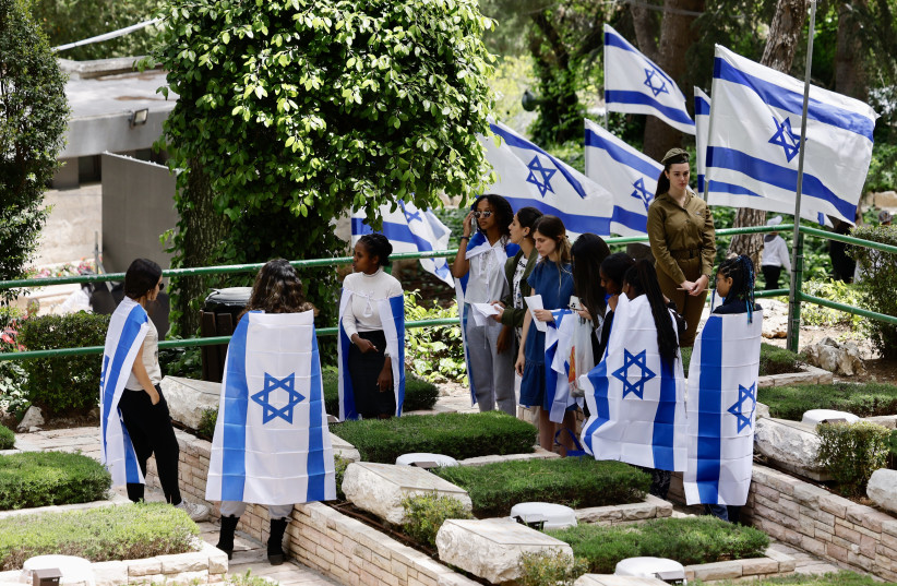 Israelis gather around a grave on the Har Herzl military cemetery ahead of Remembrance Day, April 23, 2023. (credit: MARC ISRAEL SELLEM/THE JERUSALEM POST) Israelis gather around a grave on the Har Herzl military cemetery ahead of Remembrance Day, April 23, 2023. (credit: MARC ISRAEL SELLEM/THE JERUSALEM POST)