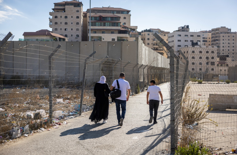 People crossing to the Shuafat refugee camp in Jerusalem on October 9, 2022. (credit: YONATAN SINDEL/FLASH90) People crossing to the Shuafat refugee camp in Jerusalem on October 9, 2022. (credit: YONATAN SINDEL/FLASH90)