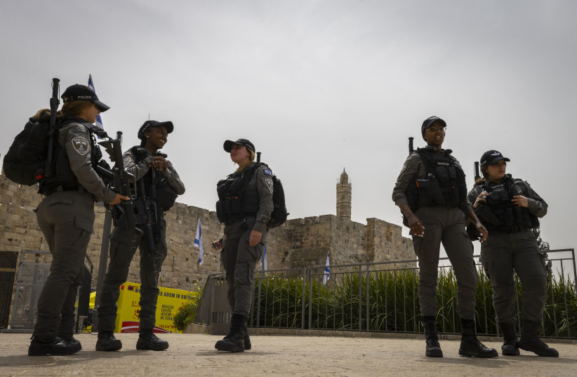 Israeli border Police officers stand guard outside the Jaffa Gate and the David tower in Jerusalem on April 18, 2022 (credit: OLIVIER FITOUSSI/FLASH90) Israeli border Police officers stand guard outside the Jaffa Gate and the David tower in Jerusalem on April 18, 2022 (credit: OLIVIER FITOUSSI/FLASH90)