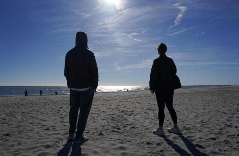 Spectators watch after a suspected Chinese spy balloon was shot down off the coast in Holden Beach, North Carolina, US February 4, 2023. (credit: Allison Joyce/Reuters) Spectators watch after a suspected Chinese spy balloon was shot down off the coast in Holden Beach, North Carolina, US February 4, 2023. (credit: Allison Joyce/Reuters)
