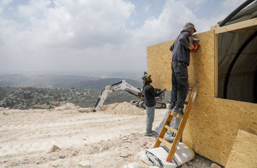 JEWISH MEN work in Homesh, May 29. (credit: FLASH90) JEWISH MEN work in Homesh, May 29. (credit: FLASH90)