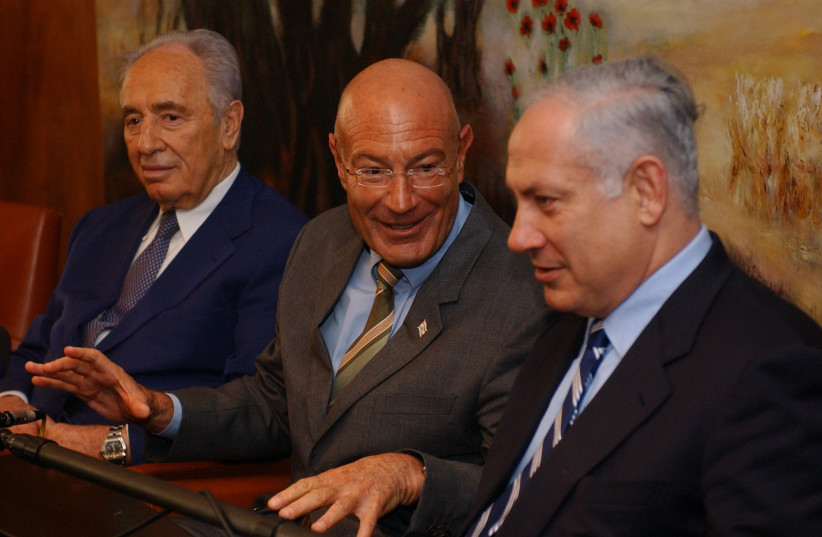 Press conference with Arnon Milchan, Shimon Peres and Benjamin Netanyahu. March 28 2005. (credit: FLASH90) Press conference with Arnon Milchan, Shimon Peres and Benjamin Netanyahu. March 28 2005. (credit: FLASH90)