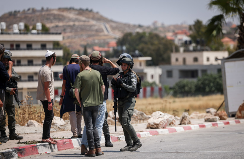 Israeli soldiers and settlers at the entrance to the West Bank village of Turmus Aiya, June 21, 2023 (credit: YONATAN SINDEL/FLASH90) Israeli soldiers and settlers at the entrance to the West Bank village of Turmus Aiya, June 21, 2023 (credit: YONATAN SINDEL/FLASH90)