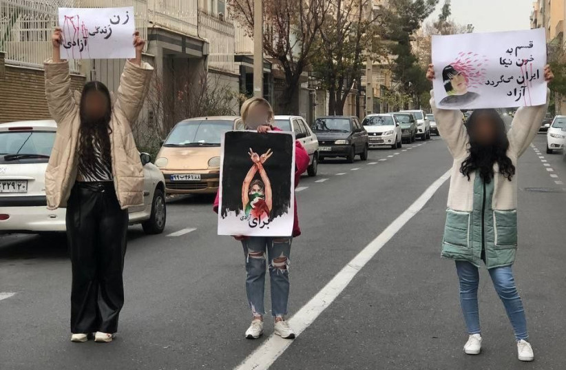 Iranians protest, holding signs with slogans such as ''women, life, freedom'' and'' ''I swear by the good blood of Iran it will be free.'' December 2022 (credit: 1500tasvir) Iranians protest, holding signs with slogans such as ''women, life, freedom'' and'' ''I swear by the good blood of Iran it will be free.'' December 2022 (credit: 1500tasvir)