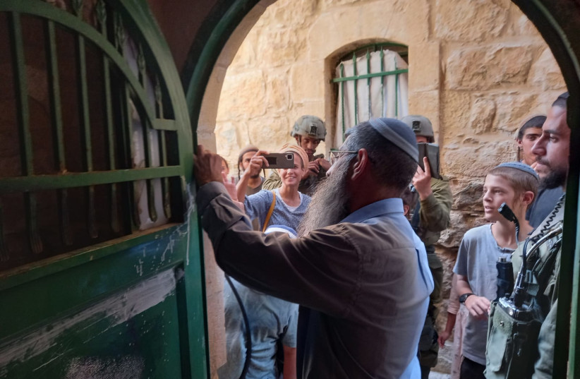 Israeli settlers announced their purchase of a three-story Palestinian building in Hebron near the Tomb of the Patriarchs, Sunday July 31, 2022 (credit: HARCHIVI) Israeli settlers announced their purchase of a three-story Palestinian building in Hebron near the Tomb of the Patriarchs, Sunday July 31, 2022 (credit: HARCHIVI)