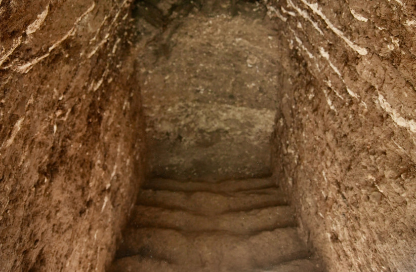 Mudbrick stairs within the passageway are blocked by intentional gravel backfill and large boulders, Tel Shimron. (credit: EYECON) Mudbrick stairs within the passageway are blocked by intentional gravel backfill and large boulders, Tel Shimron. (credit: EYECON)