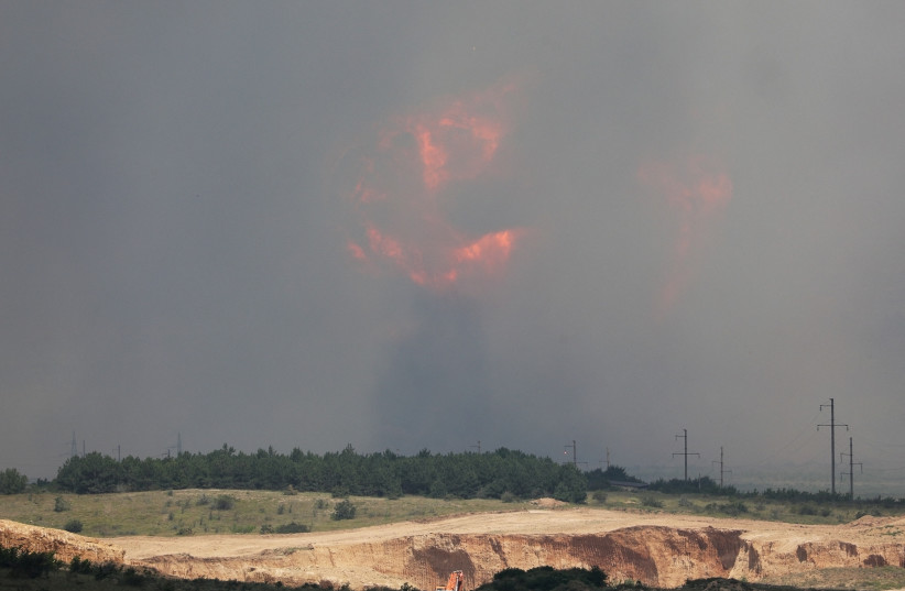Smoke and flames rise from an explosion during a fire at a military training ground in the Kirovske district, Crimea, July 19, 2023. (credit: STRINGER/ REUTERS) Smoke and flames rise from an explosion during a fire at a military training ground in the Kirovske district, Crimea, July 19, 2023. (credit: STRINGER/ REUTERS)