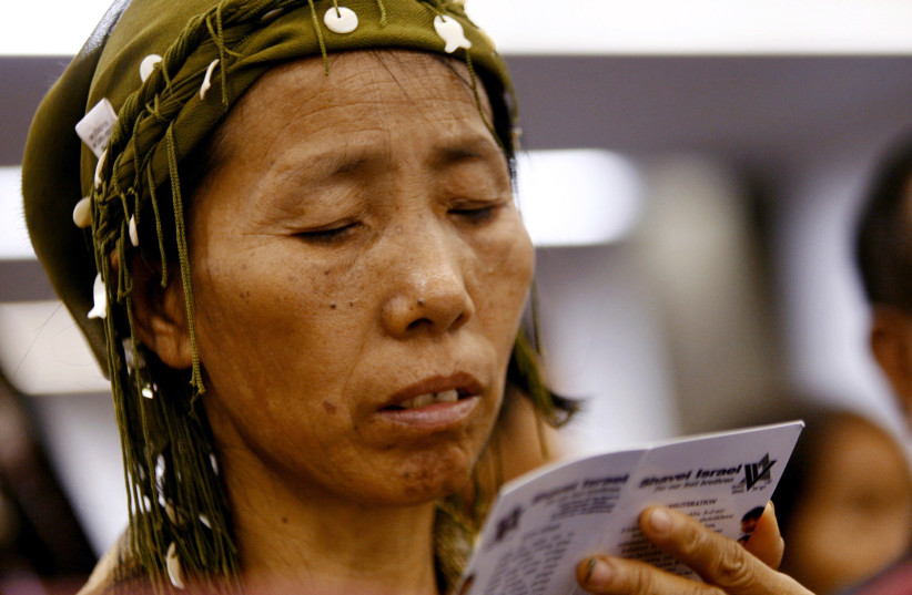 A newly arrived Jewish immigrant from India recites a prayer upon arrival at Ben Gurion international airport near Tel Aviv November 21, 2006. (credit: REUTERS/GIL COHEN MAGEN) A newly arrived Jewish immigrant from India recites a prayer upon arrival at Ben Gurion international airport near Tel Aviv November 21, 2006. (credit: REUTERS/GIL COHEN MAGEN)