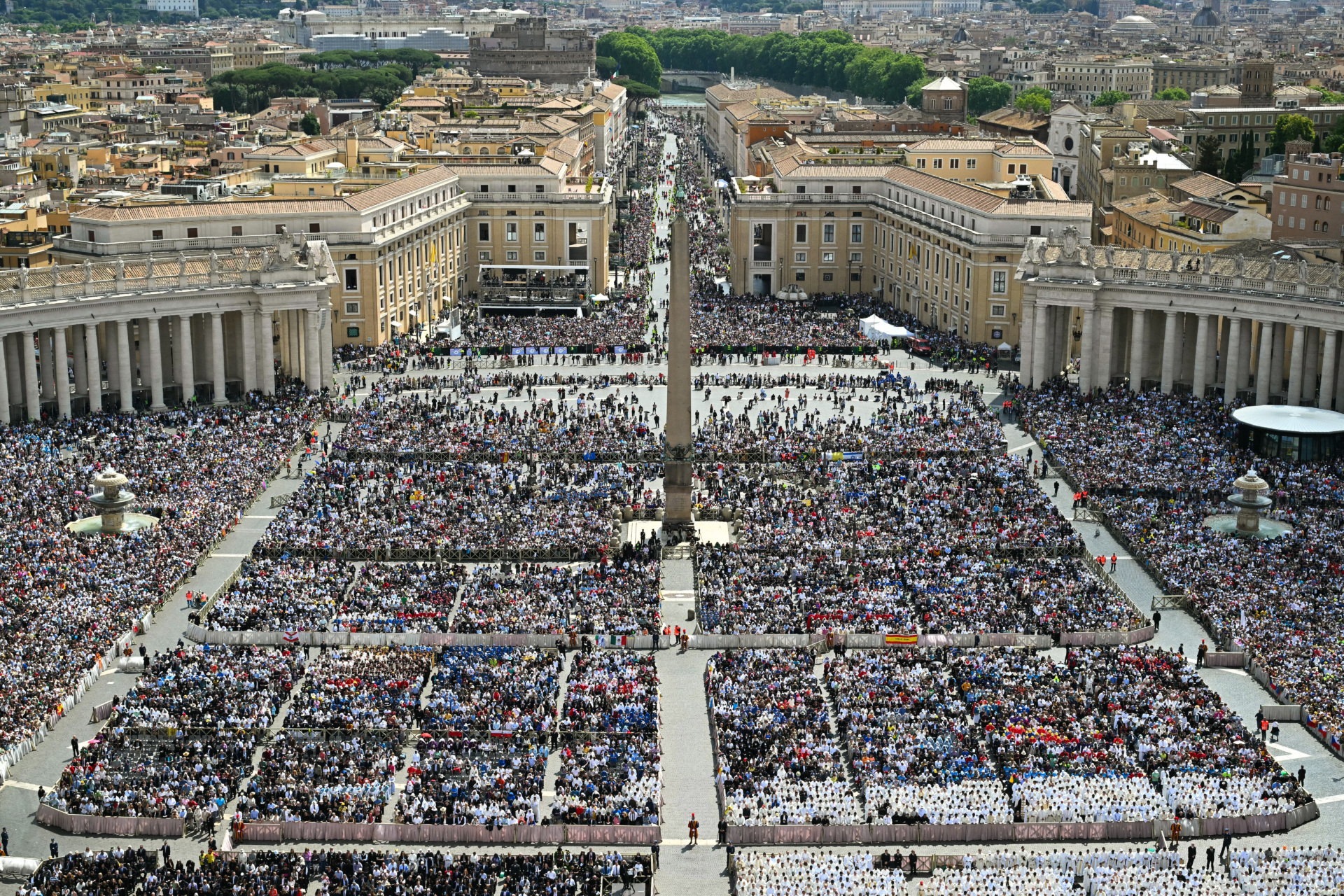 TOPSHOT - A general view shows people attending a Holy mass led by Pope Leo XIV for the beginning of his pontificate, in St Peter's square in The Vatican on May 18, 2025. (Photo by Alberto PIZZOLI / AFP) (Photo by ALBERTO PIZZOLI/AFP via Getty Images)