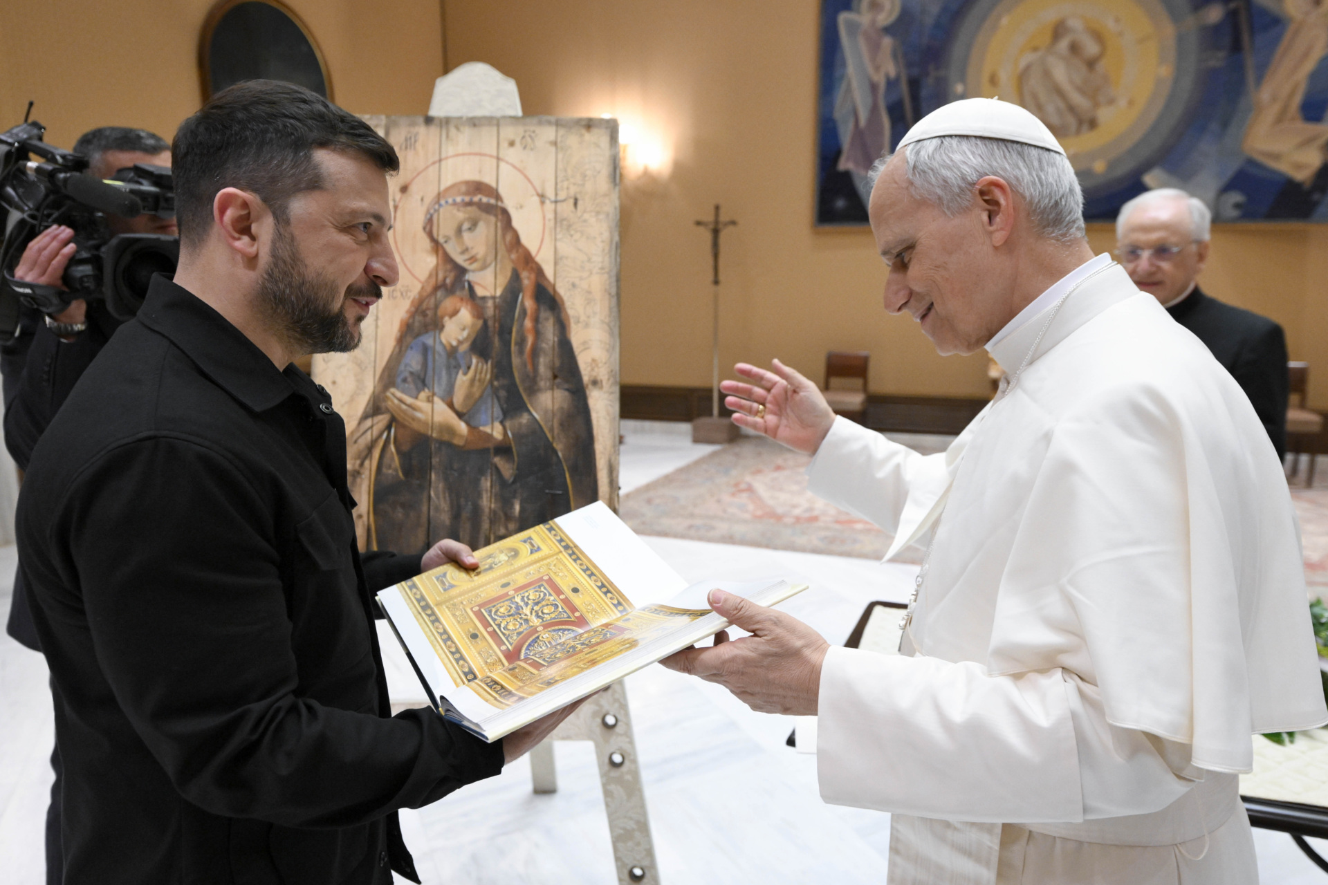 VATICAN CITY, VATICAN - MAY 18: (EDITOR NOTE: STRICTLY EDITORIAL USE ONLY - NO MERCHANDISING). Pope Leo XIV meets with president of Ukraine Volodymyr Zelenskyy at the end of the Inauguration Mass In St. Peter's Square on May 18, 2025 in Vatican City, Vatican. Pope Leo XIV (formerly Robert Francis Prevost) presided over his inauguration mass in St Peter's Square after his election on May 8th. (Photo by Vatican Media via Vatican Pool/Getty Images)
